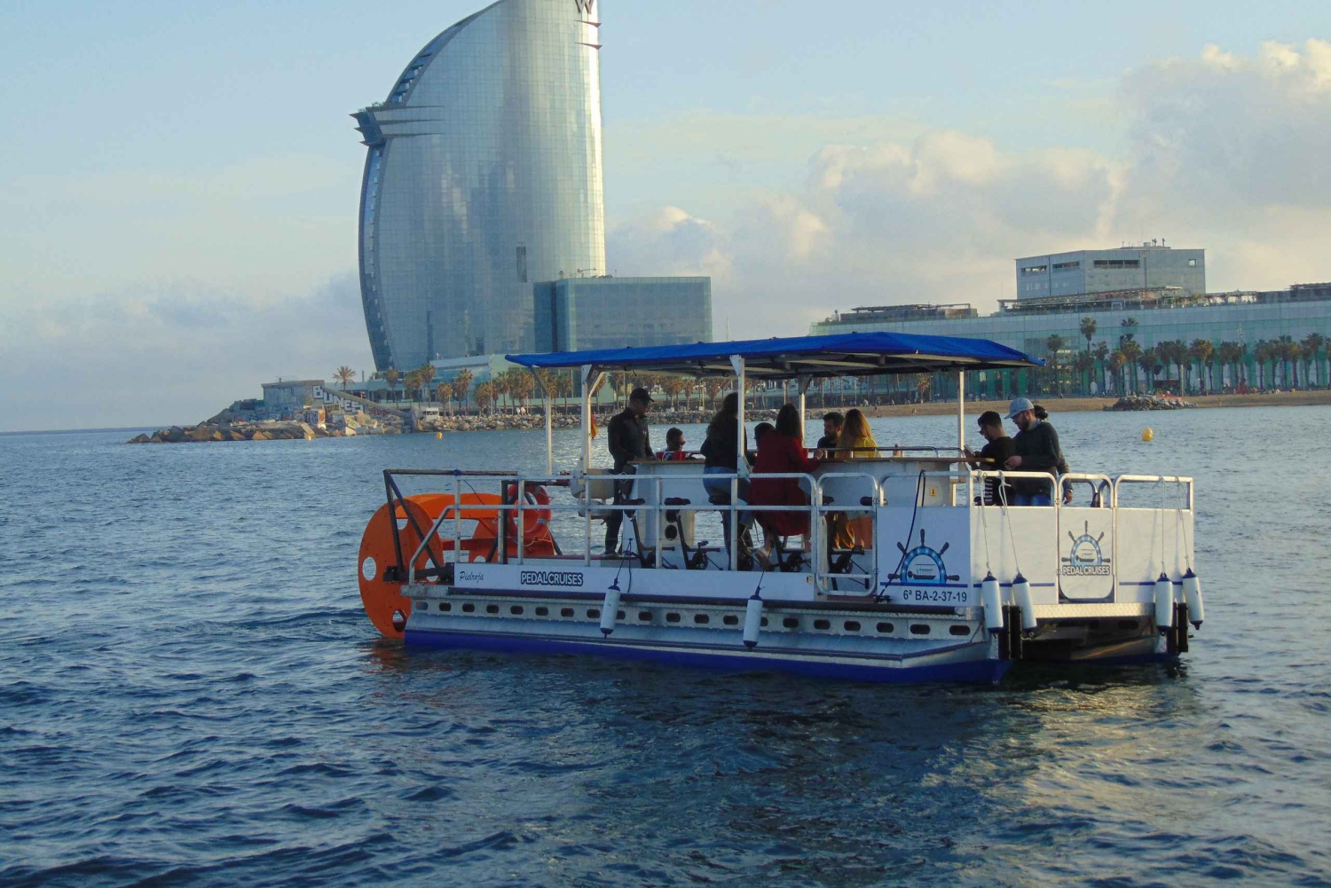 Barcelona: 1,5 horas de passeio particular de barco a pedais