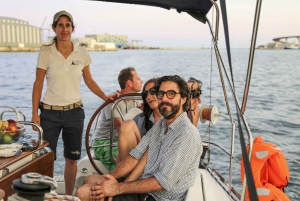 Barcellona: Tour in barca a vela con Vermouth e bevande