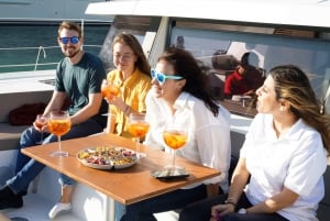Barcelona: 2-3-4 uur Catamaran zeilen voor maximaal 32 gasten