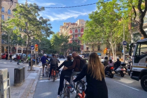 バルセロナ：2.5時間の自転車またはEバイク歴史ツアー