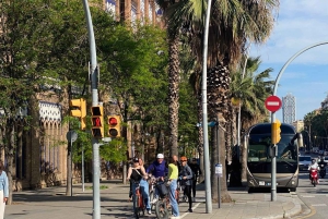 バルセロナ：2.5時間の自転車またはEバイク歴史ツアー