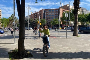 バルセロナ：2.5時間の自転車またはEバイク歴史ツアー