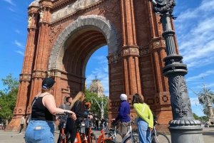 バルセロナ：2.5時間の自転車またはEバイク歴史ツアー