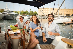 Barcelona: Light Brunch Sailing Experience with Drinks