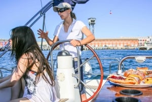 Barcelona: 2-Hour Light Brunch Sailing From Port Vell
