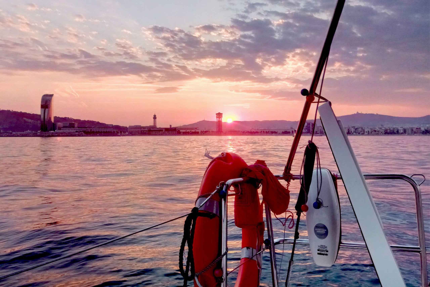 Barcelona 2 tunnin Välimeren purjehdus välipaloilla ja juomilla