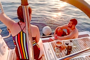 Barcelona 2 tunnin Välimeren purjehdus välipaloilla ja juomilla