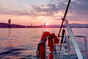 Barcelona 2 tunnin Välimeren purjehdus välipaloilla ja juomilla