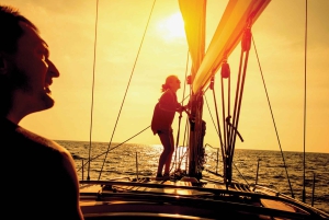 Barcelona 2 tunnin Välimeren purjehdus välipaloilla ja juomilla