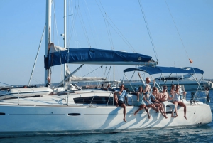 Barcellona: crociera in barca privata di 2 ore