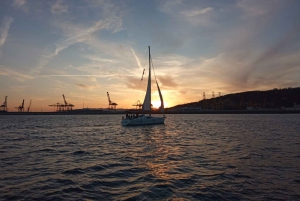 Barcelona: Experiencia privada de 2 horas en velero al atardecer