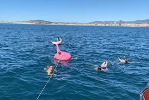 Barcelona: 2-stündige Segelboottour mit Paddle Boarding