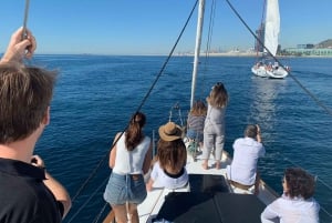 Barcellona: tour in barca a vela di 2 ore con paddle boarding