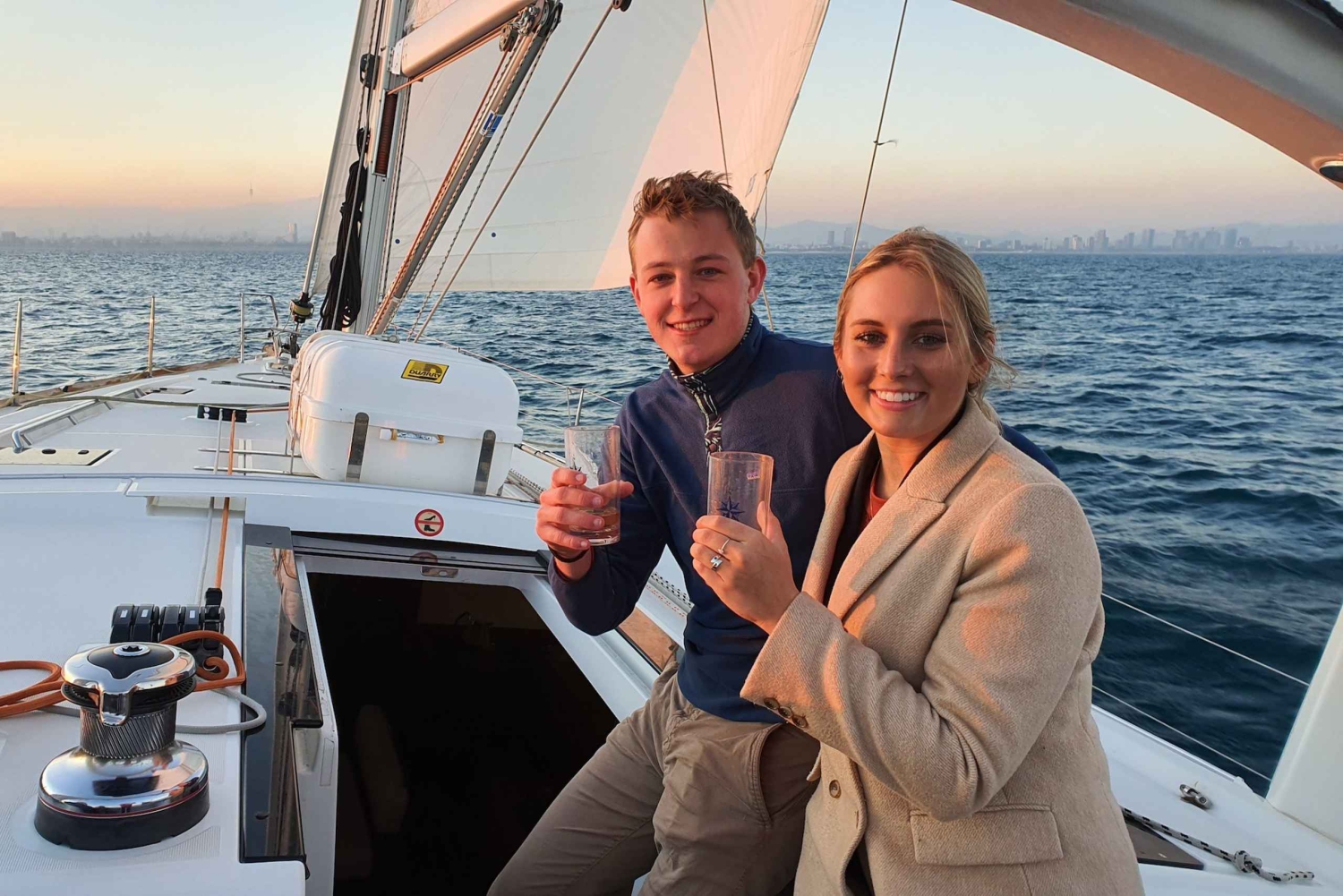 Барселона: 2-часовая экскурсия на парусной лодке с закусками и напитками