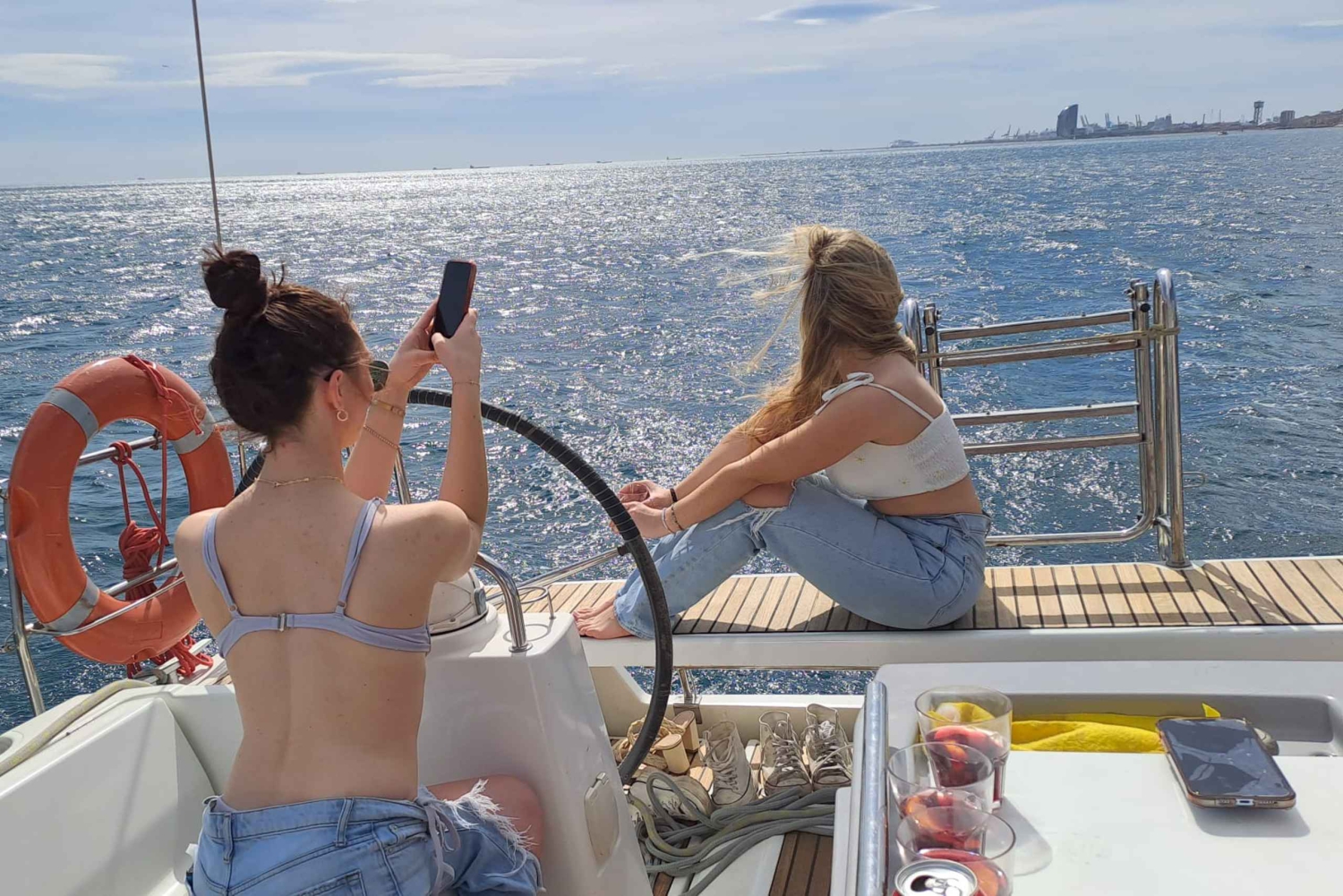 Барселона: 2-часовая экскурсия на парусной лодке с закусками и напитками