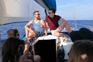 Barcelona: Sailing Trip with Drinks and Snacks