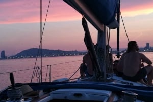 Barcelona: Sailing Trip with Drinks and Snacks