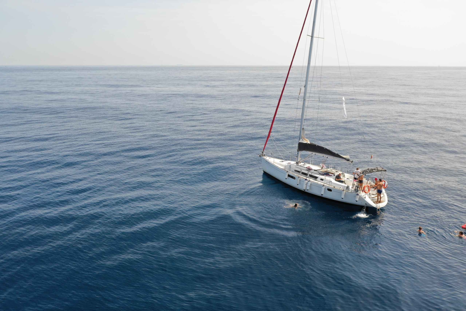 Barcellona: gita in barca a vela al tramonto di 2 ore