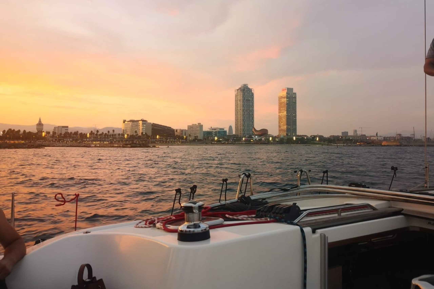 Barcellona: gita in barca a vela al tramonto di 2 ore