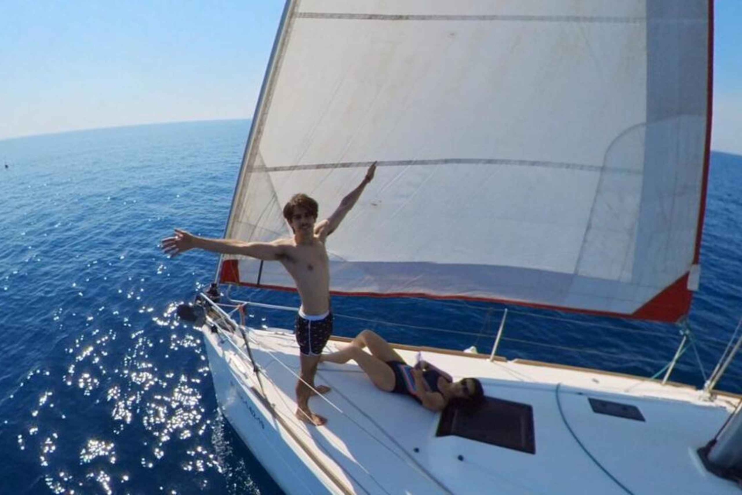 Barcellona: gita in barca a vela al tramonto di 2 ore