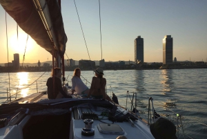 Barcellona: gita in barca a vela al tramonto di 2 ore