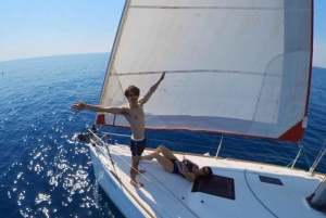 Barcellona: gita in barca a vela al tramonto di 2 ore