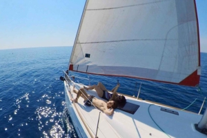 Barcellona: gita in barca a vela al tramonto di 2 ore