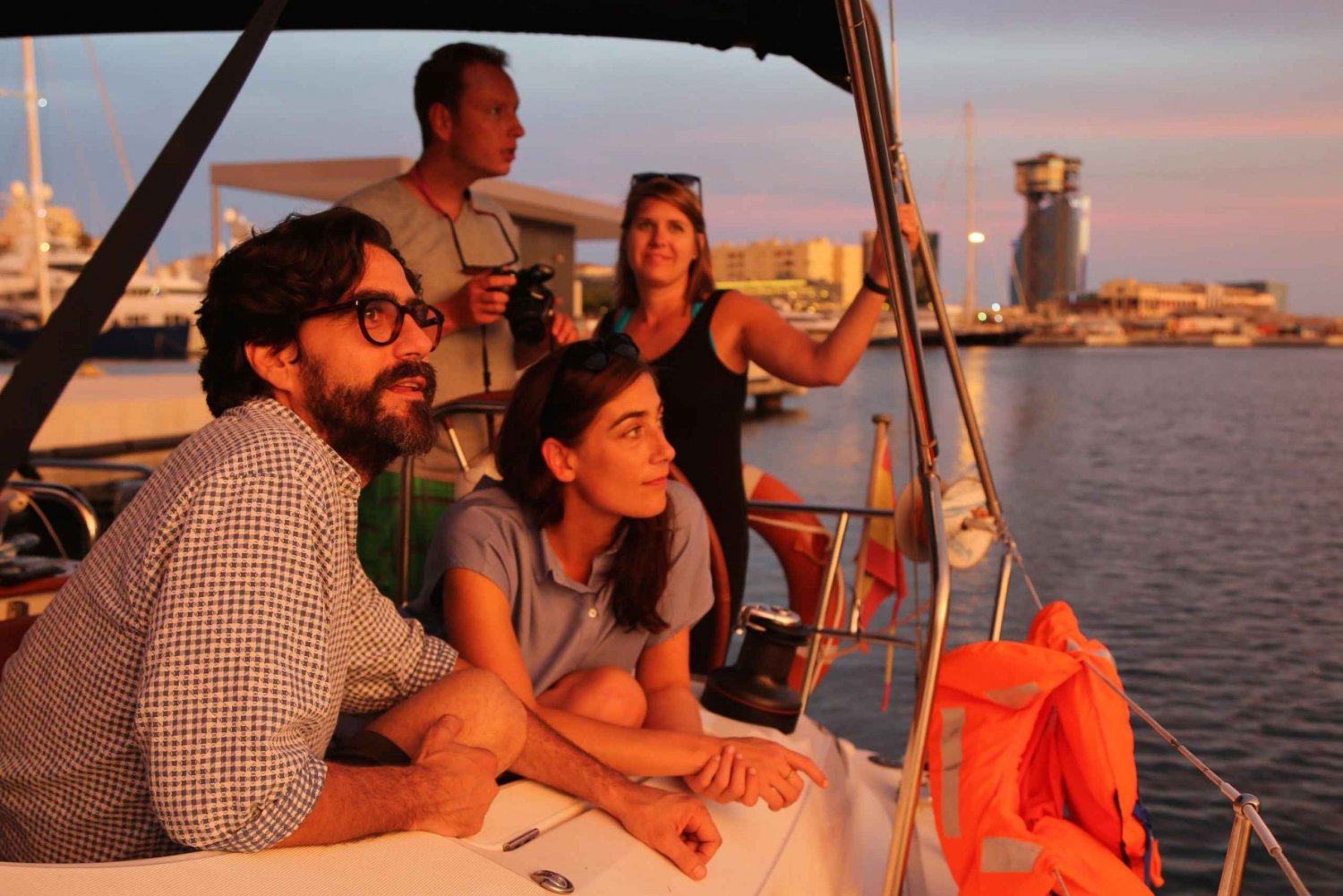 Barcelona: Passeio de barco ao pôr do sol com tapas e open bar