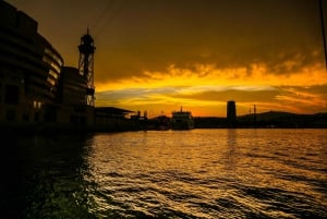 Barcelona: Paseo en velero al atardecer con tapas y barra libre