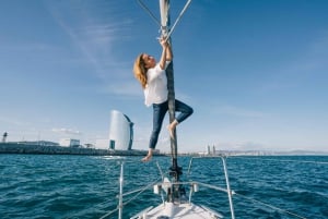Barcelona: Boat Tour with Food & Drink