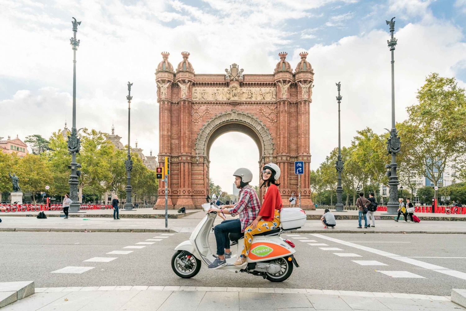 Barcelona: 24-Hour Vespa Rental and Tour with GPS