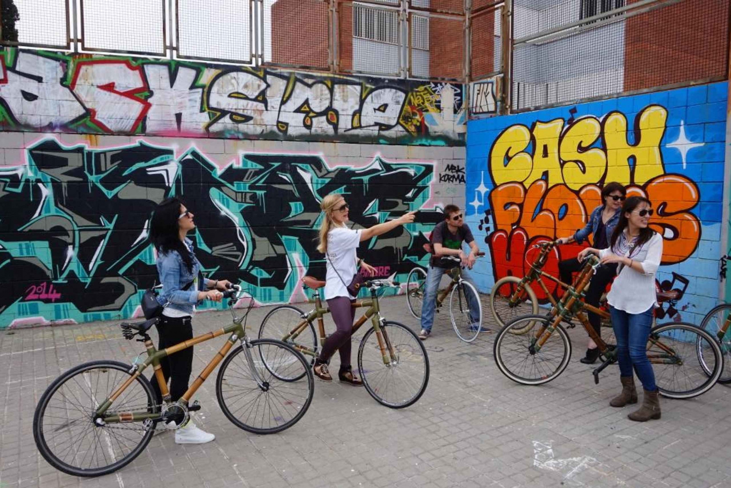Barcellona: tour di Street Art di 3,5 ore in Bamboo Bike