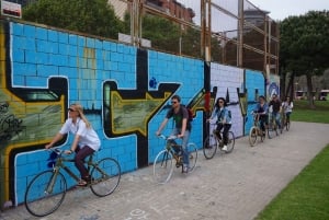Barcelona: 3,5 uur durende streetart-tour op een bamboebike