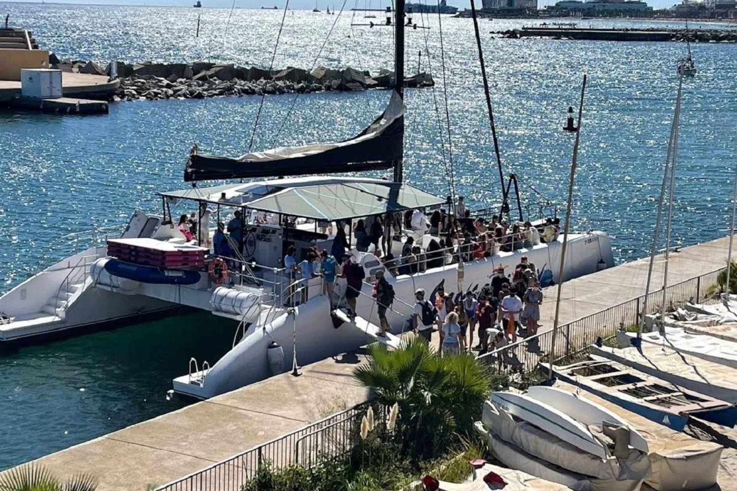 Barcelona: Popołudnie na katamaranie z koktajlem i muzyką na żywo