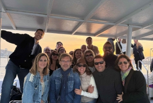 Barcellona: Tardeo in catamarano con cocktail e musica dal vivo