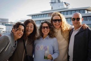 Barcellona: Tardeo in catamarano con cocktail e musica dal vivo