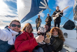 Barcellona: Tardeo in catamarano con cocktail e musica dal vivo