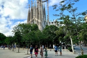 Barcelona: Gaudi's Sagrada Familia Small Group Guided tour