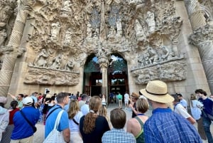 Barcelona: Gaudi's Sagrada Familia Small Group Guided tour