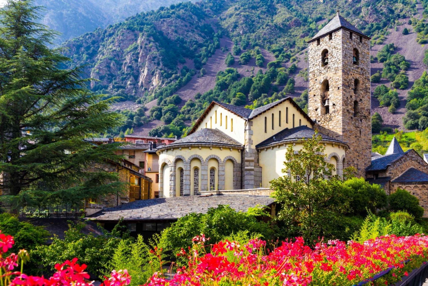 Barcellona: tour privato di Andorra e Pirenei francesi + ritiro