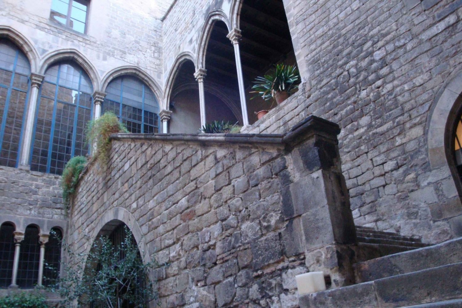 Gothic-Quarter-Walking-Tour-Uncover-History-and-Beauty