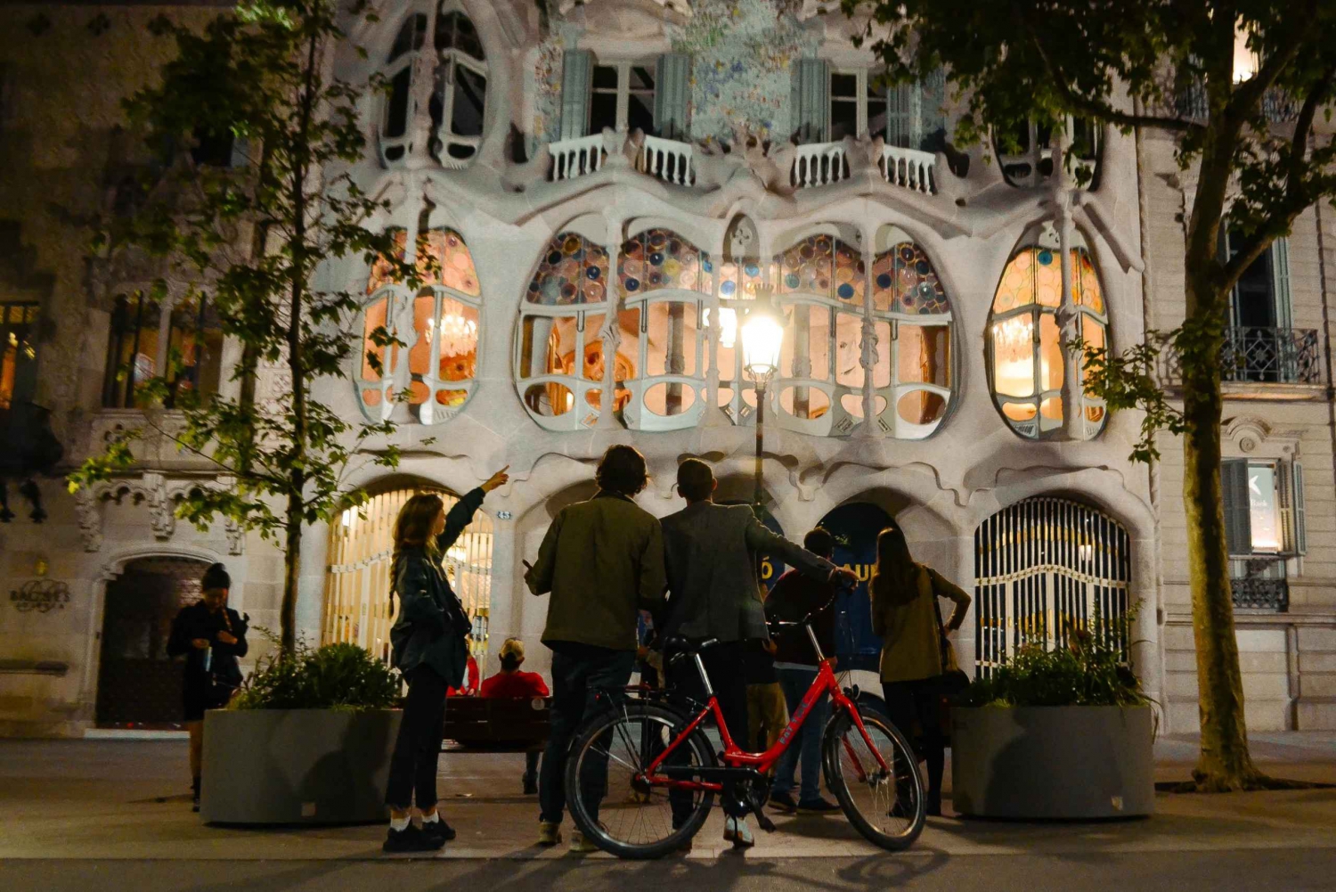 Cykeludflugt i Barcelona om natten med Cava