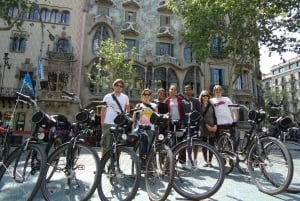 Barcelona: Bike Tour with a Break on a Beach Terrace Bar