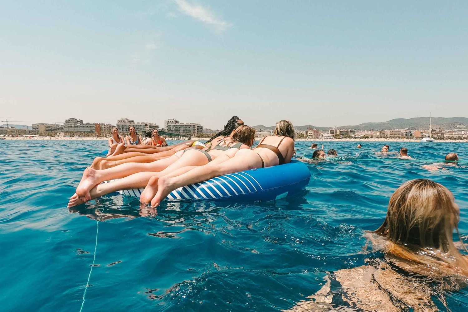 Barcelona: Båtfest med paellalunsj og svømmetur