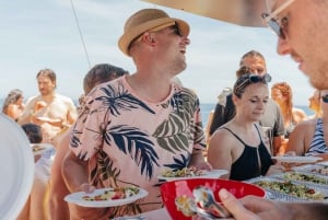 Barcelona: Festa em um barco com almoço de paella e banho de mar