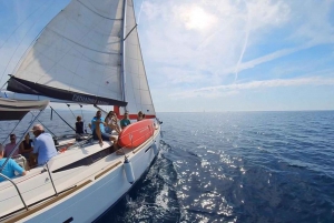 Barcelona: Coastline Boat Trip with Snacks and Cava