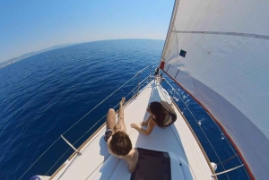 Barcelona: Coastline Boat Trip with Snacks and Cava