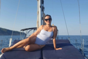 Barcelona: Boat trip with cava in amazing sailboat