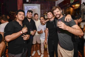 Barcelona: Katalanisches Nachtleben Pub Crawl Tour & VIP Club Eintritt