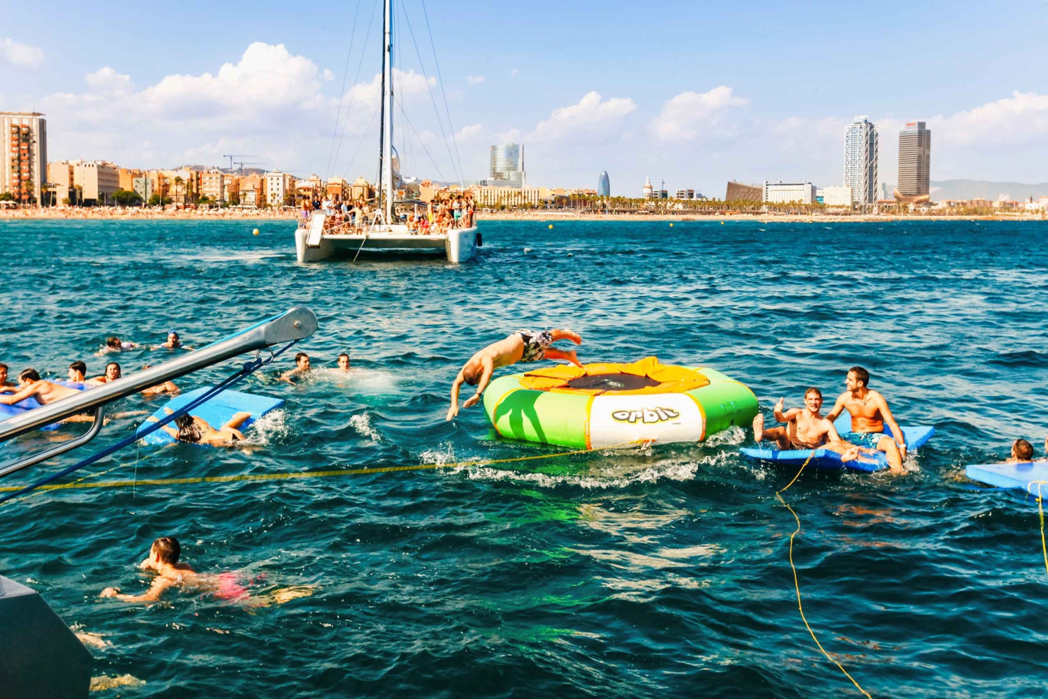 Barcellona: crociera party in catamarano con barbecue